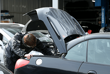 急なトラブルや故障にも併設自社ピットで対応可能