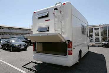 ハッチバック式の大容量トランク